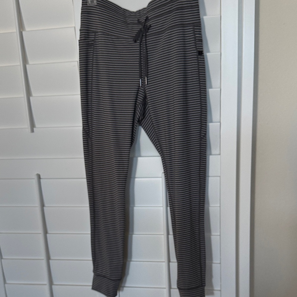 HALARA Black and Gray Striped Jogger Leggings